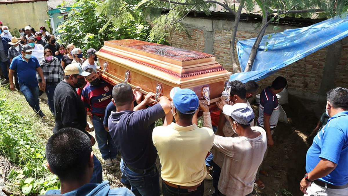 Sepultan a Bernardo Campos, padre de uno de los 43 normalistas