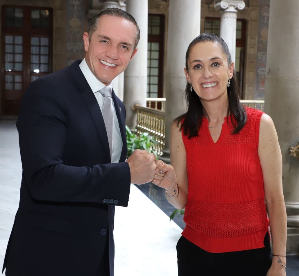 Titular de la Alcaldía Cuajimalpa de Morelos, Adrián Rubalcava Suárez junto a la Jefa de Gobierno, Claudia Sheinbaum. (Redacción)