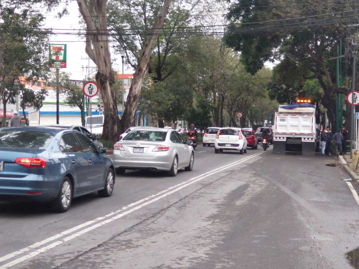 Volcadura de camión gnera caos vial en Coyoacan (Carlos Tejeda)