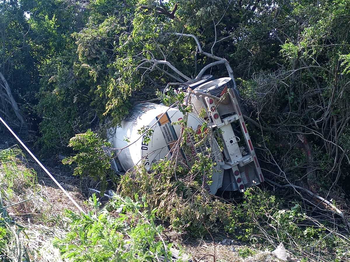 Vuelca tanque con 30 litros de gasolina en corredor urbano (Especial)