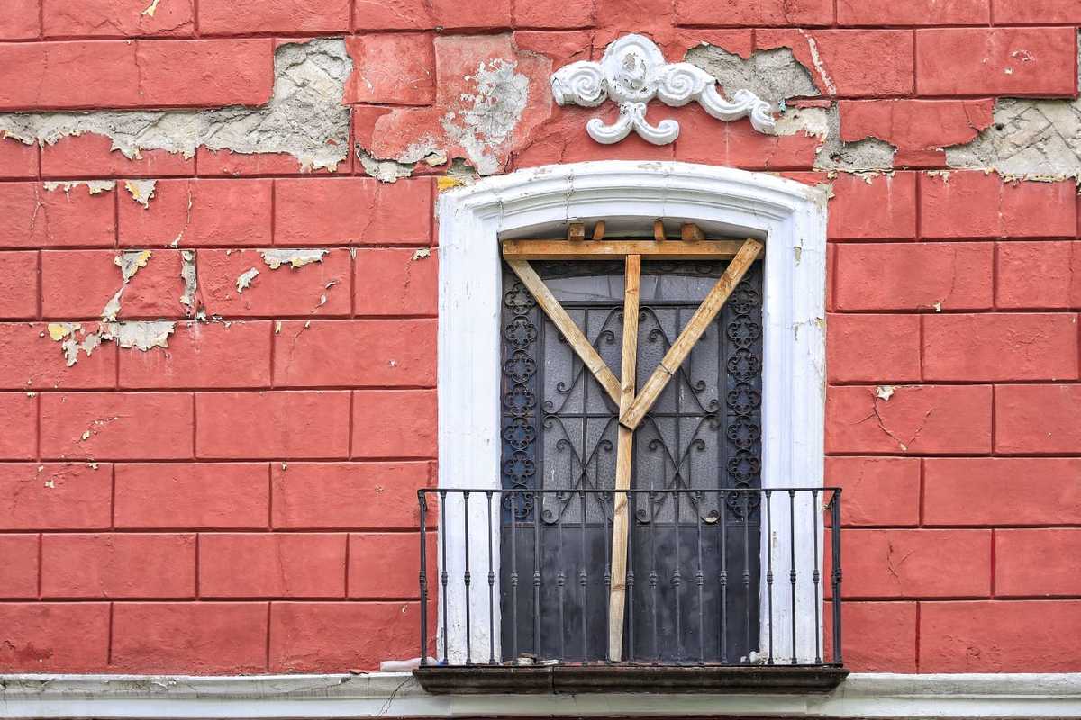 Casonas lucen dañadas en el primer cuadro de la ciudad. (Andrés Lobato)