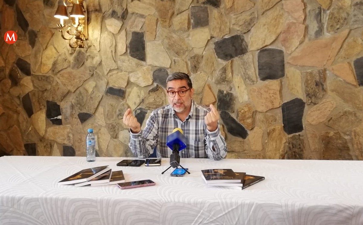 Fernando Coca presentando 'Línea Dorada, los lobos al acecho' en Tampico.