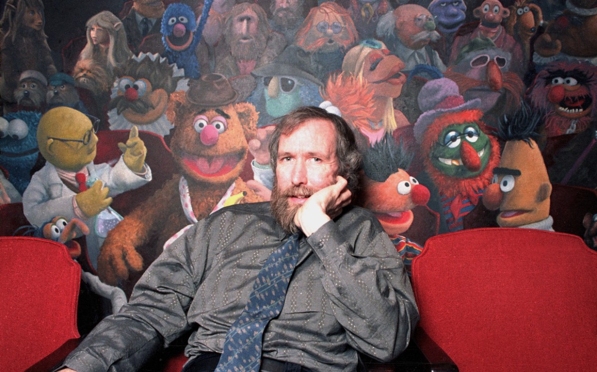 En esta foto del 30 de diciembre de 1985, el creador de los Muppets Jim Henson posa en su oficina en Nueva York. (AP Foto/Burnett, Archivo)