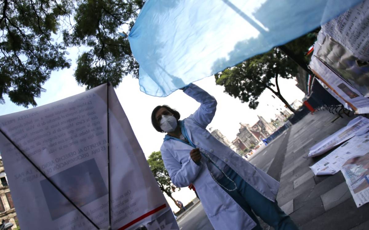 Se trata de un grupo provida llamado "Rezamos por las dos vidas", quienes protestan afuera de la SCJN. Foto: Ariana Pérez