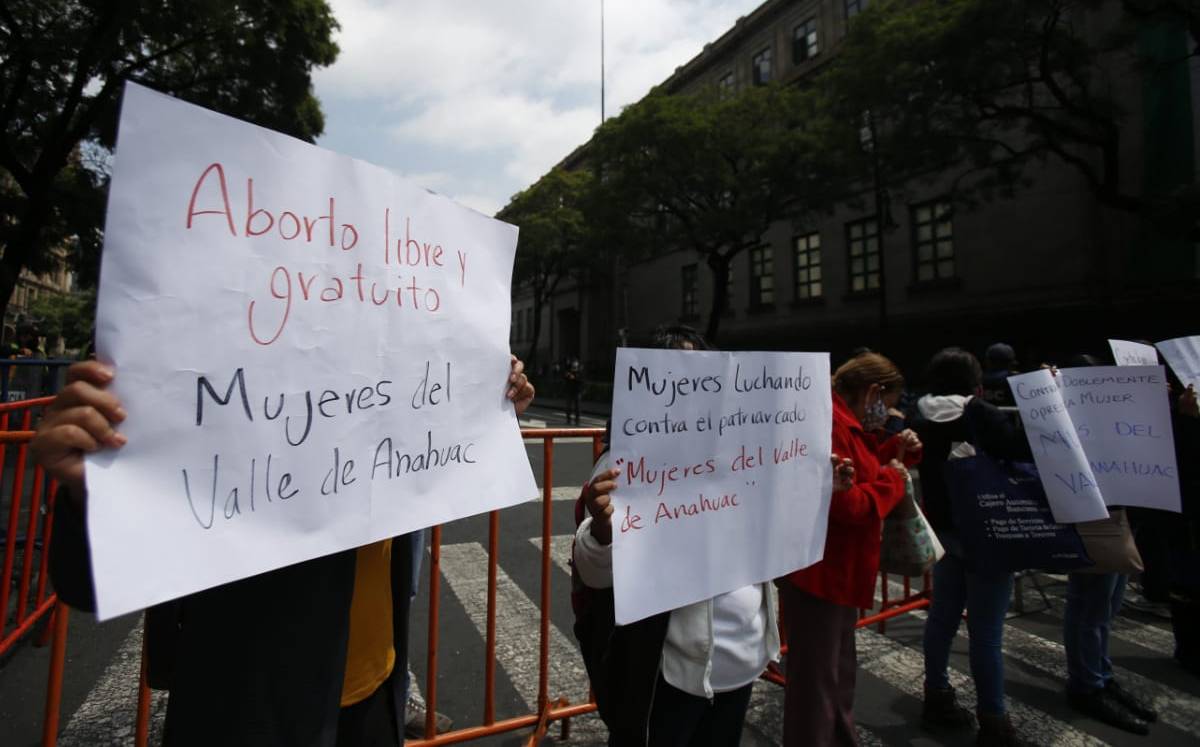 Tanto grupos a favor del aborto, como en contra, se encuentran al exterior de la SCJN. Foto: Ariana Pérez