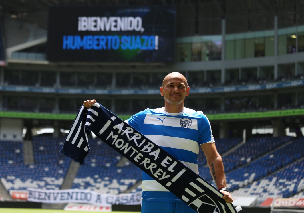 Humberto Suazo en su presentación con Raya2 (Jorge López)