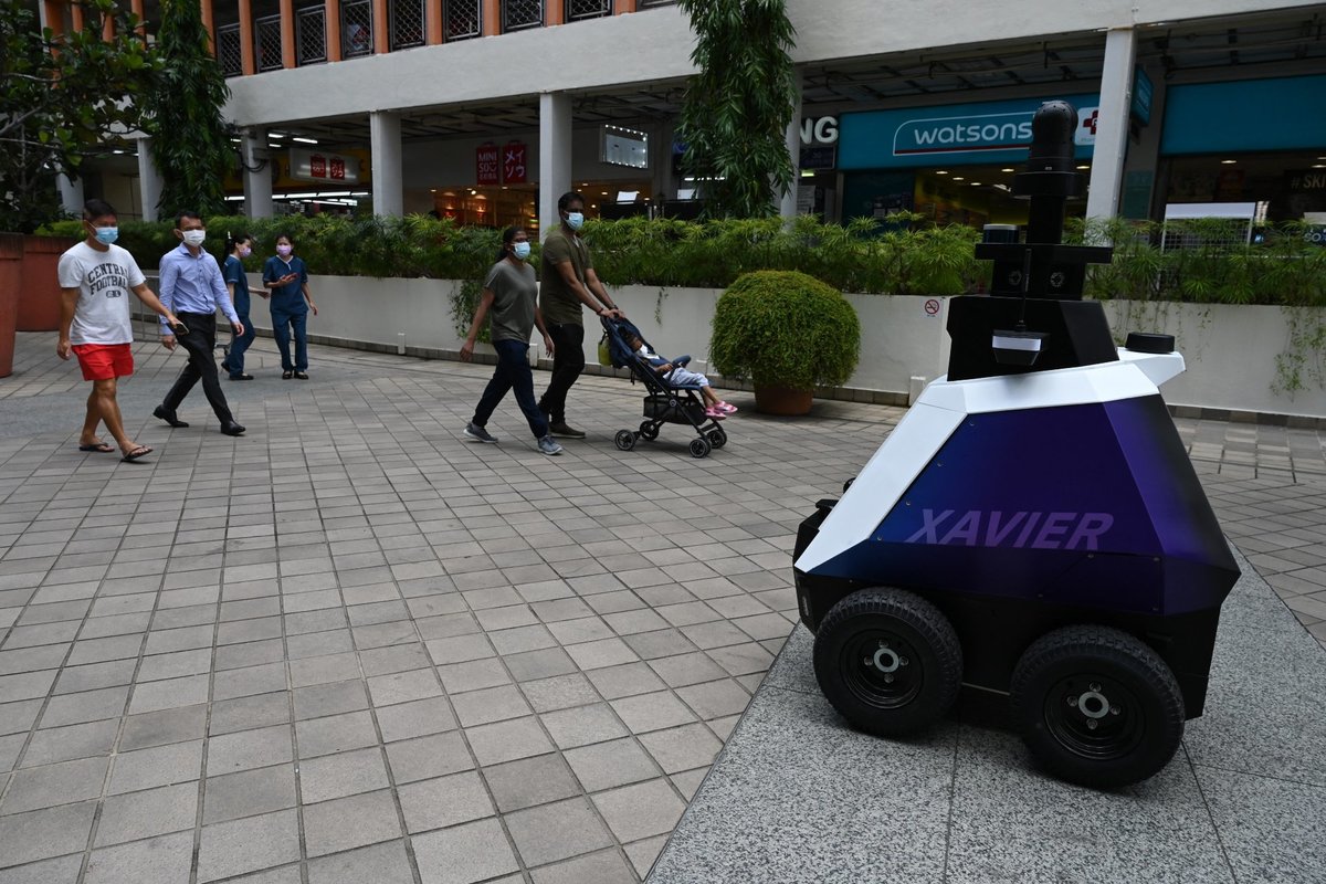Robot patrulla en Singapur | AFP
