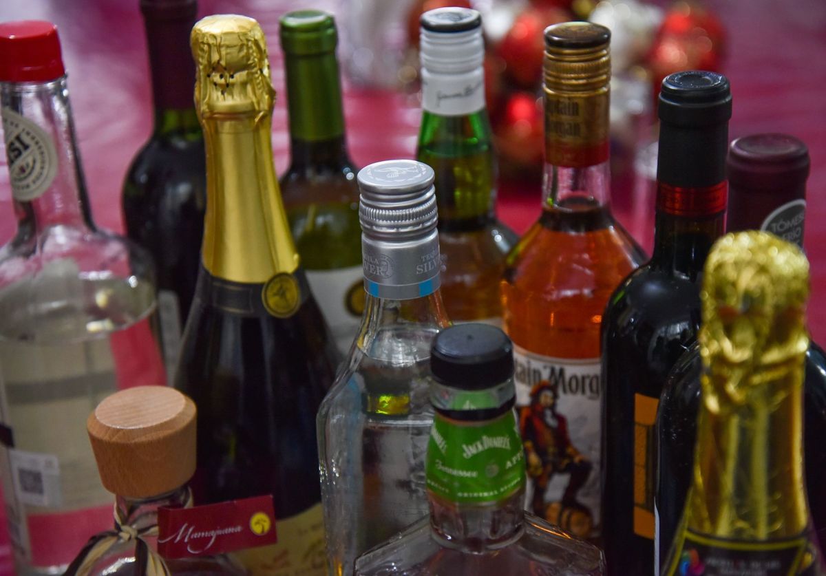 El senador de Morena propone imponer una cuota fija de 1.40 pesos en bebidas alcohólicas | Cuartoscuro