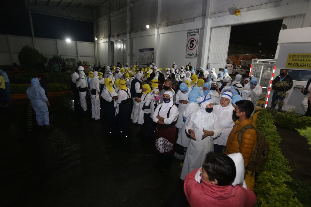 Trabajadores esperan fuera de una fábrica a que pase el sismo en Ciudad de México. | Foto: Jorge Carballo