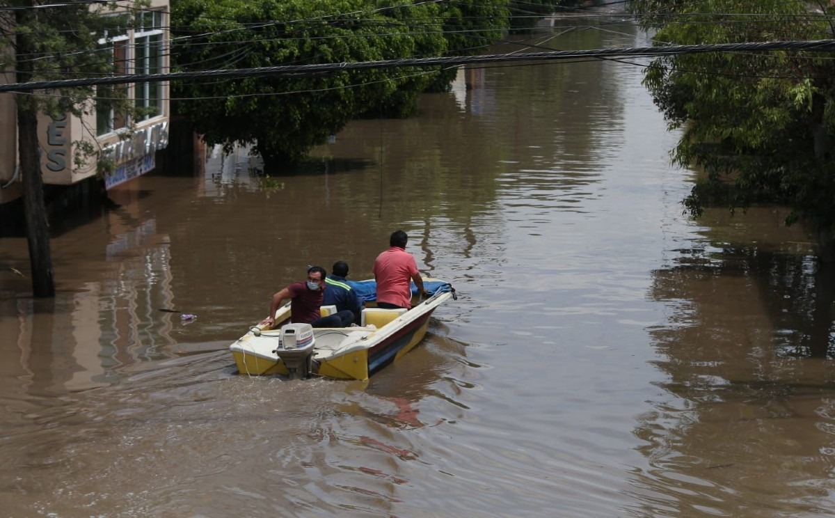 Traslado en lancha en las calles de Tula. (Jorge Sánchez)