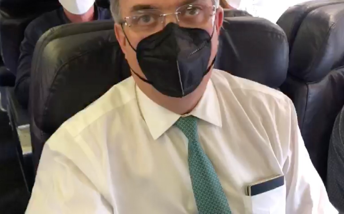 El canciller Marcelo Ebrard en el avión, previo al despegue hacia Washington. (Especial)