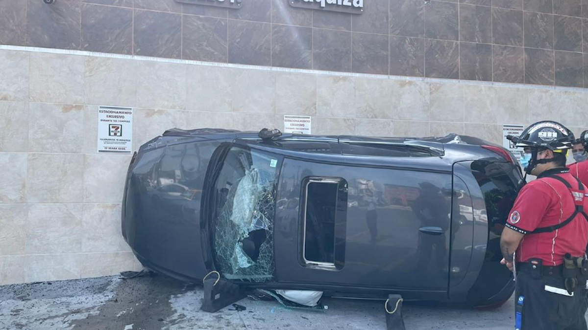 Conductor se vuelca sobre autos estacionados en tienda de conveniencia en San Pedro