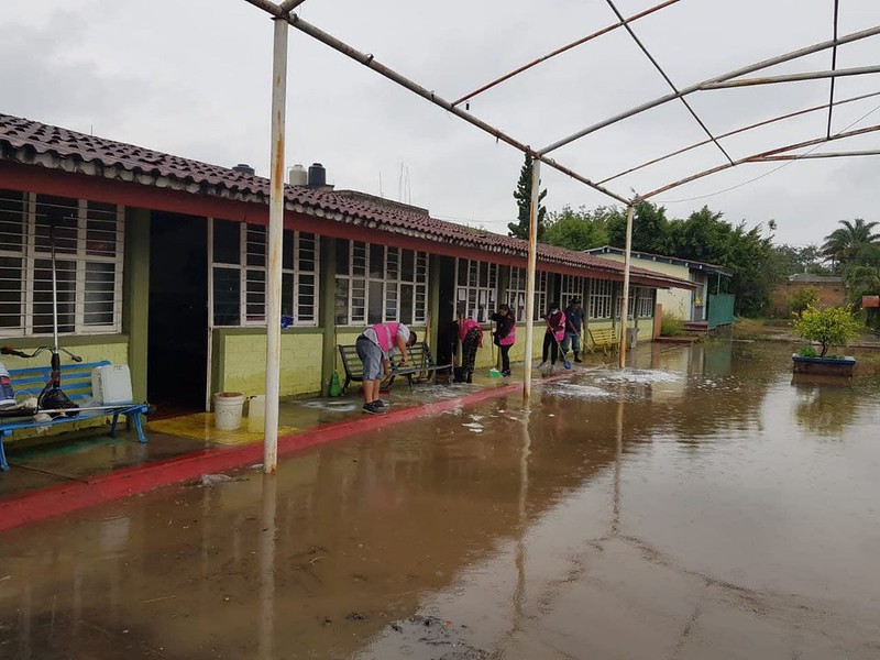 La inundación del pasado viernes causó estragos en 9 planteles educativos. (Cortesía)