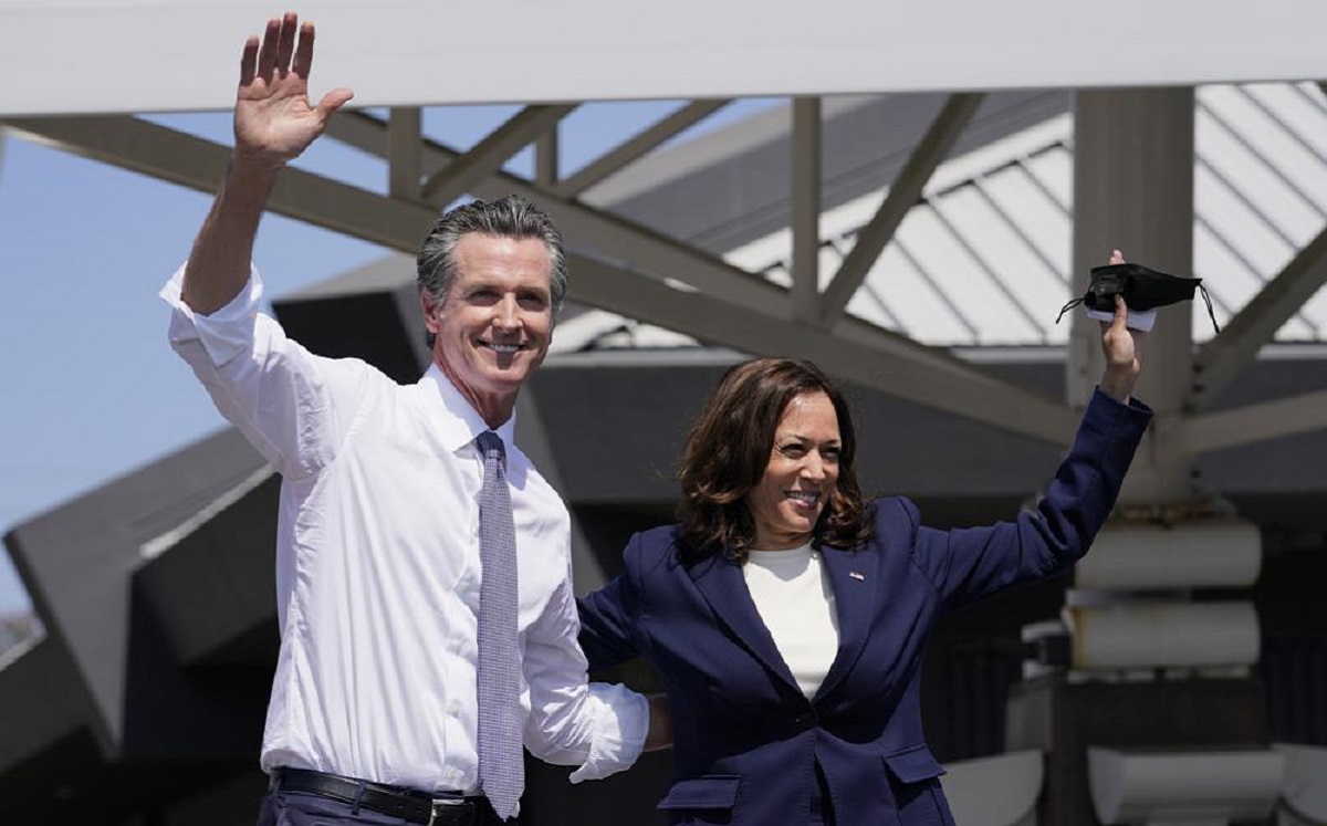Kamala Harris mostró abiertamente su apoyo al gobernador demócrata Gavin Newsom en California. (AP)
