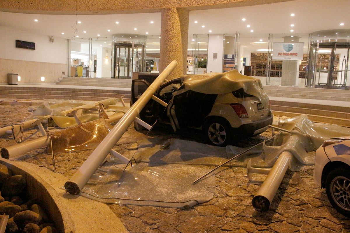Los plafones de dos hoteles en Acapulco se desprendieron por el sismo. (Cuartoscuro)