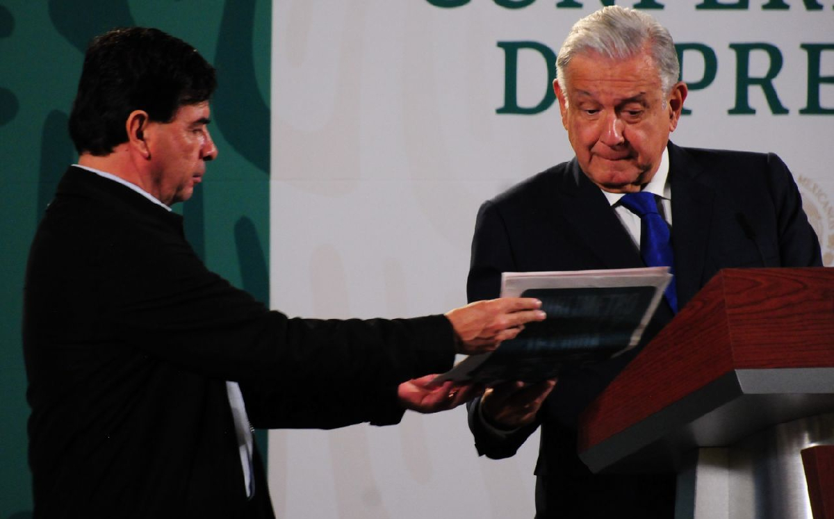 El Presidente junto a Jesús Ramírez, coordinador de Comunicación Social de la Presidencia. (Cuartoscuro)