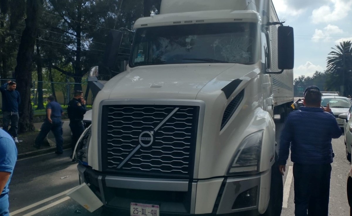 El tráiler embistió a cinco autos tras huir de un choque en la avenida Añil. | Carlos Tejeda