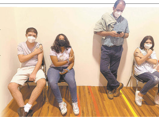 Los adolescentes tuvieron 40 minutos de observación, luego de recibir la primera dosis de Pfizer. RAÚL PALACIOS