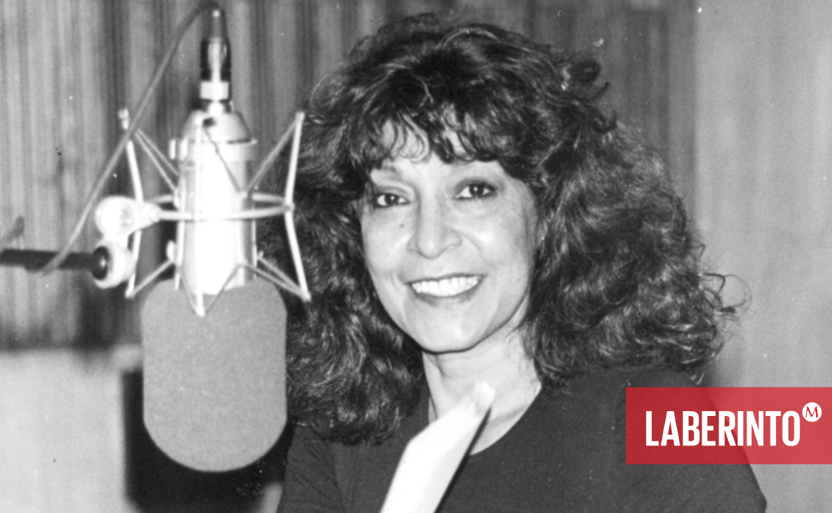 Cristina Pacheco durante una emisión de radio en 1994. (Fototeca MILENIO)