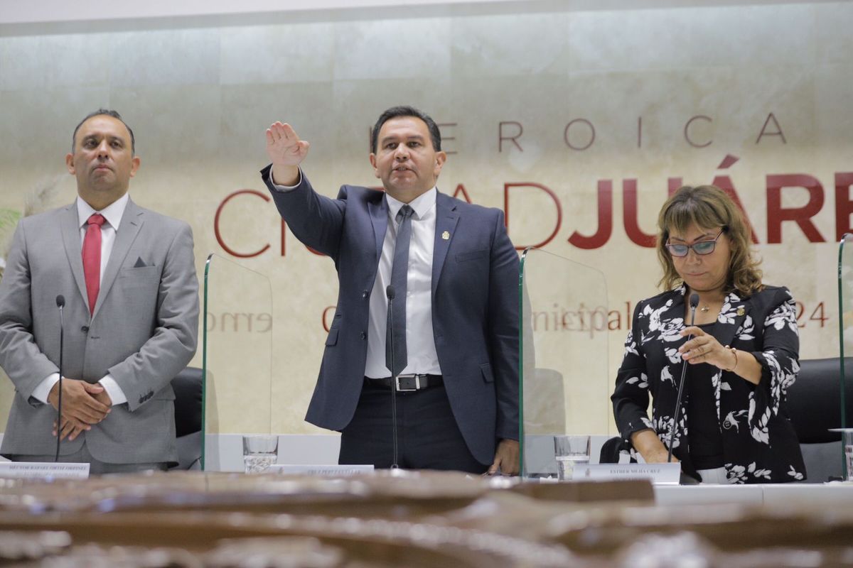 Cruz Pérez Cuéllar rindió protesta como presidente municipal de Ciudad Juárez. (Norma Ponce)