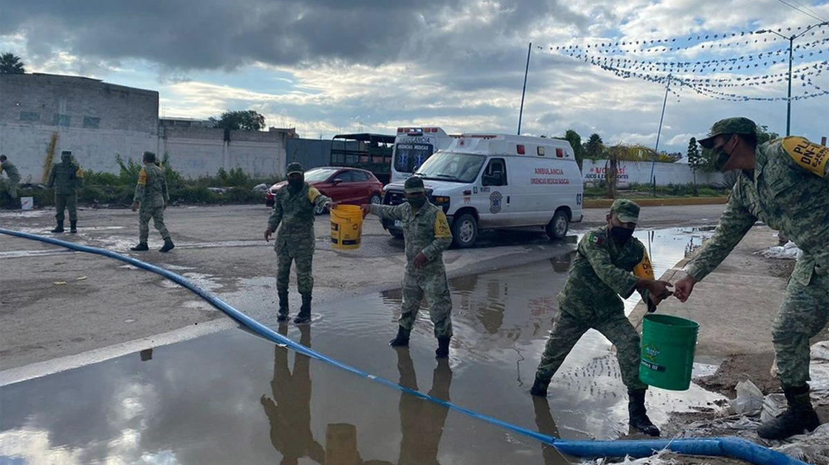 Ejército saca agua de viviendas afectadas por inundaciones en Hidalgo