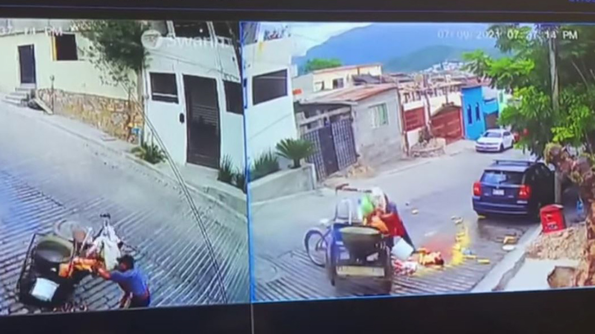 Elotero resbala y tira su mercancía; usuarios en redes se unen