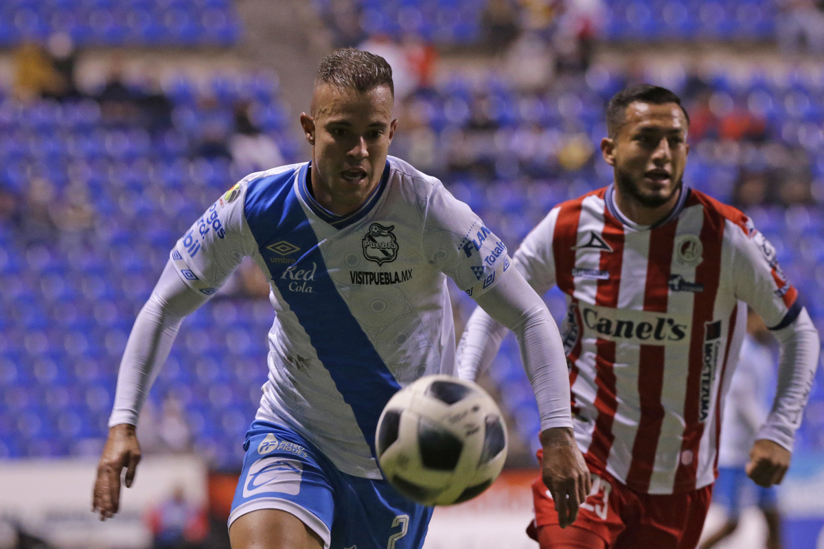 Jugada del partido entre el Club Puebla y Atlético San Luis. (Agencia Enfoque)
