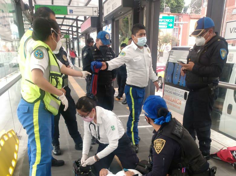 La oficial fue atendida en el lugar por paramédicos. (Iván Ramírez).