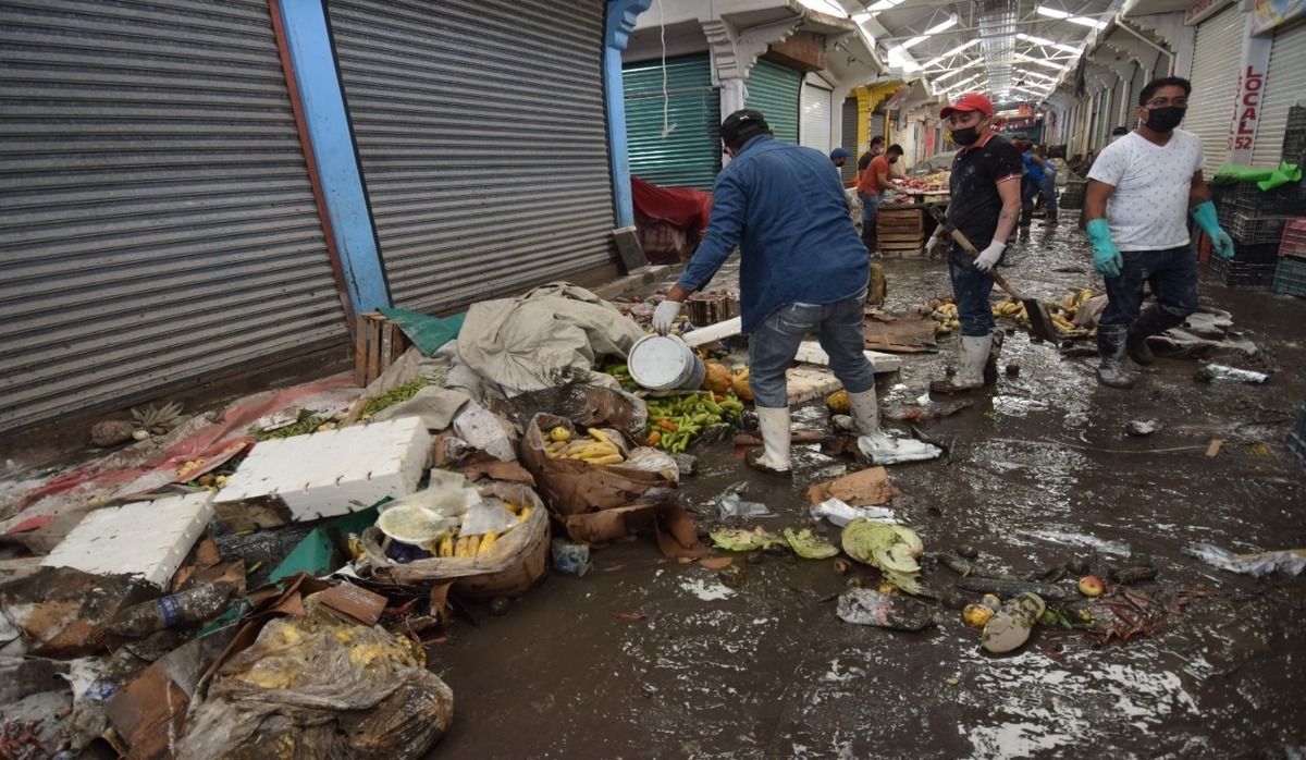 Limpieza en tianguis de Tula. (Francisco Villeda)