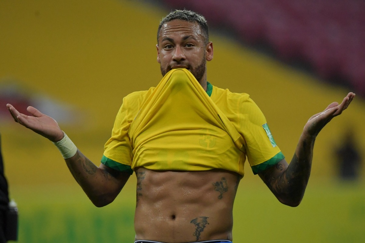 Neymar celebrando con la playera de Brasil  (AFP)