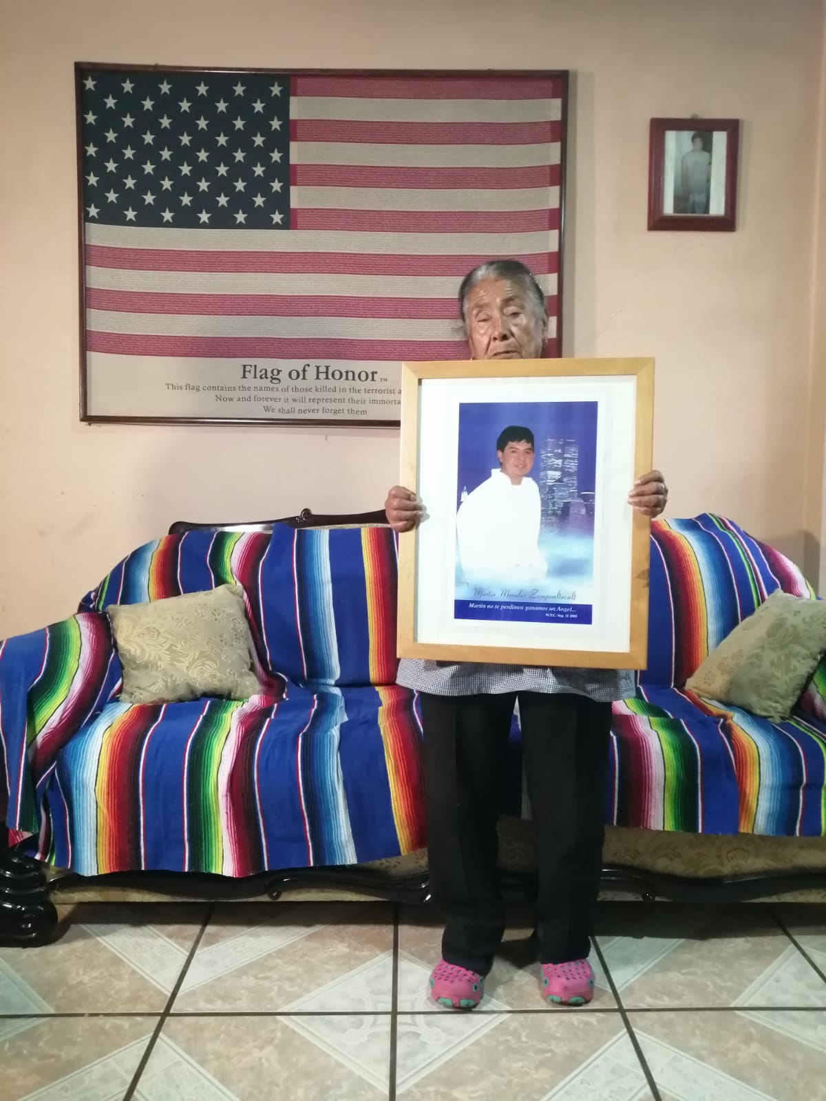 Su nombre está bordado en una bandera de honor de los Estados Unidos. (Vanessa Job)