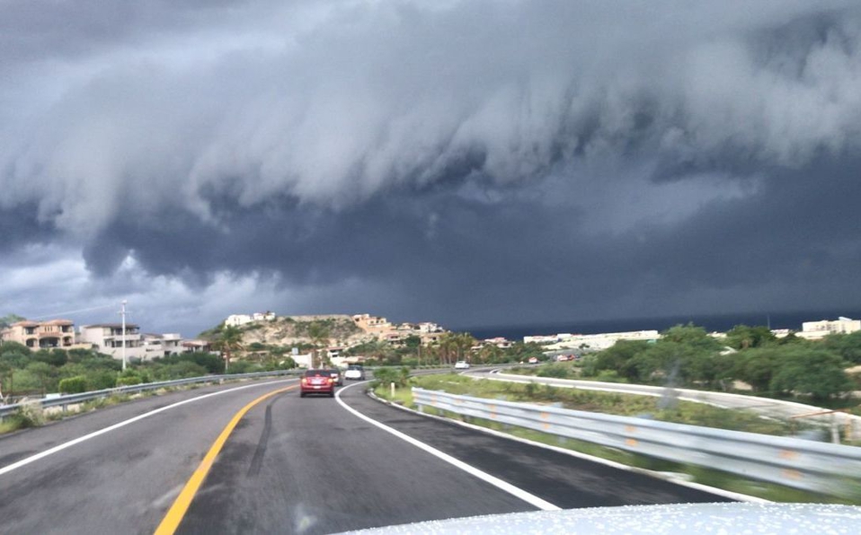 Entre oscuras nubes y destellos: videos del huracán 'Olaf' en BCS