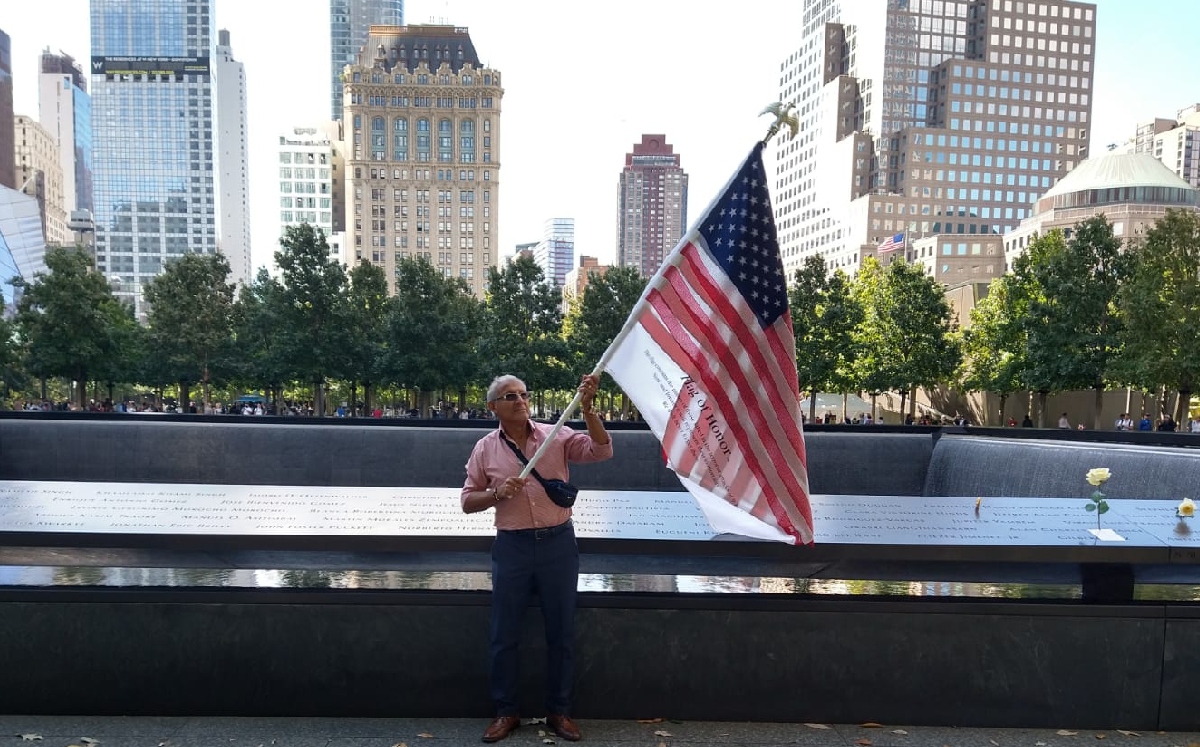 Algunas personas llevan banderas al memorial en Nueva York. (Adyr Corral)