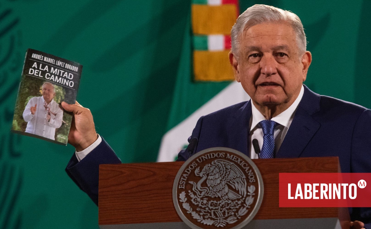 El presidente Andrés Manuel López Obrador presenta su libro 'A la mitad del camino'. (Foto: Moisés Pablo | Cuartoscuro)