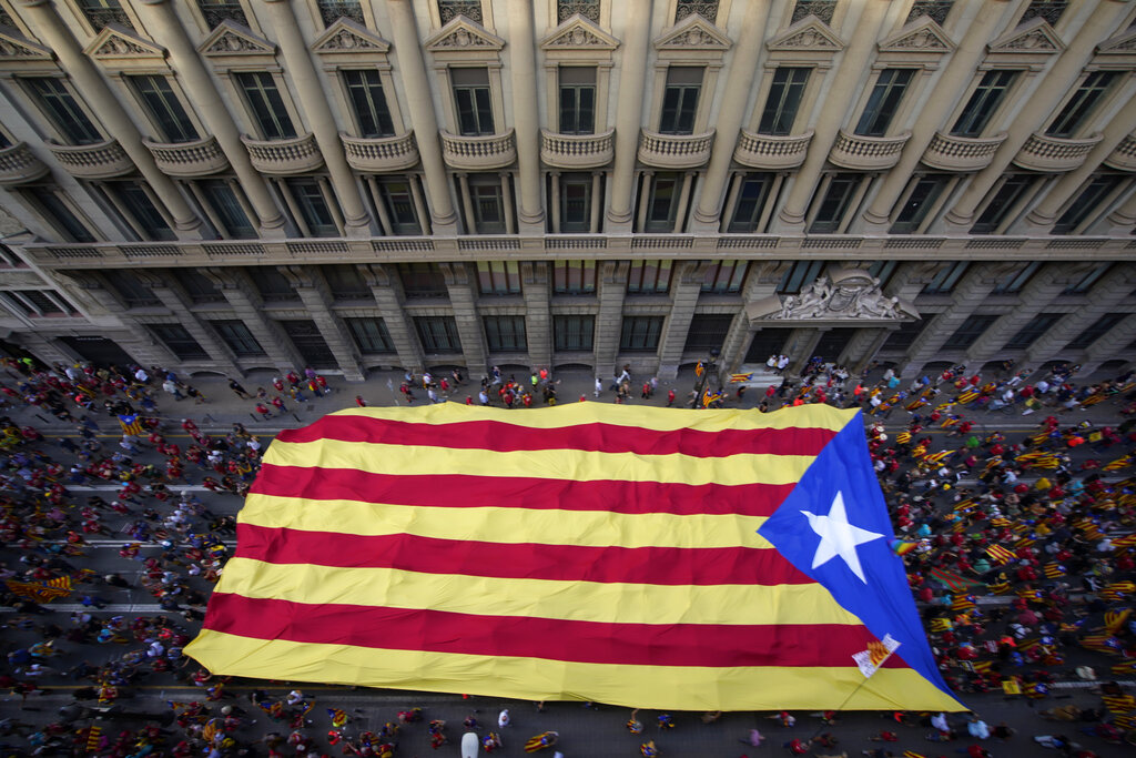 La bandera de Cataluña, la estelada, en las manifestaciones de la Diada en Barcelona. (AP)
