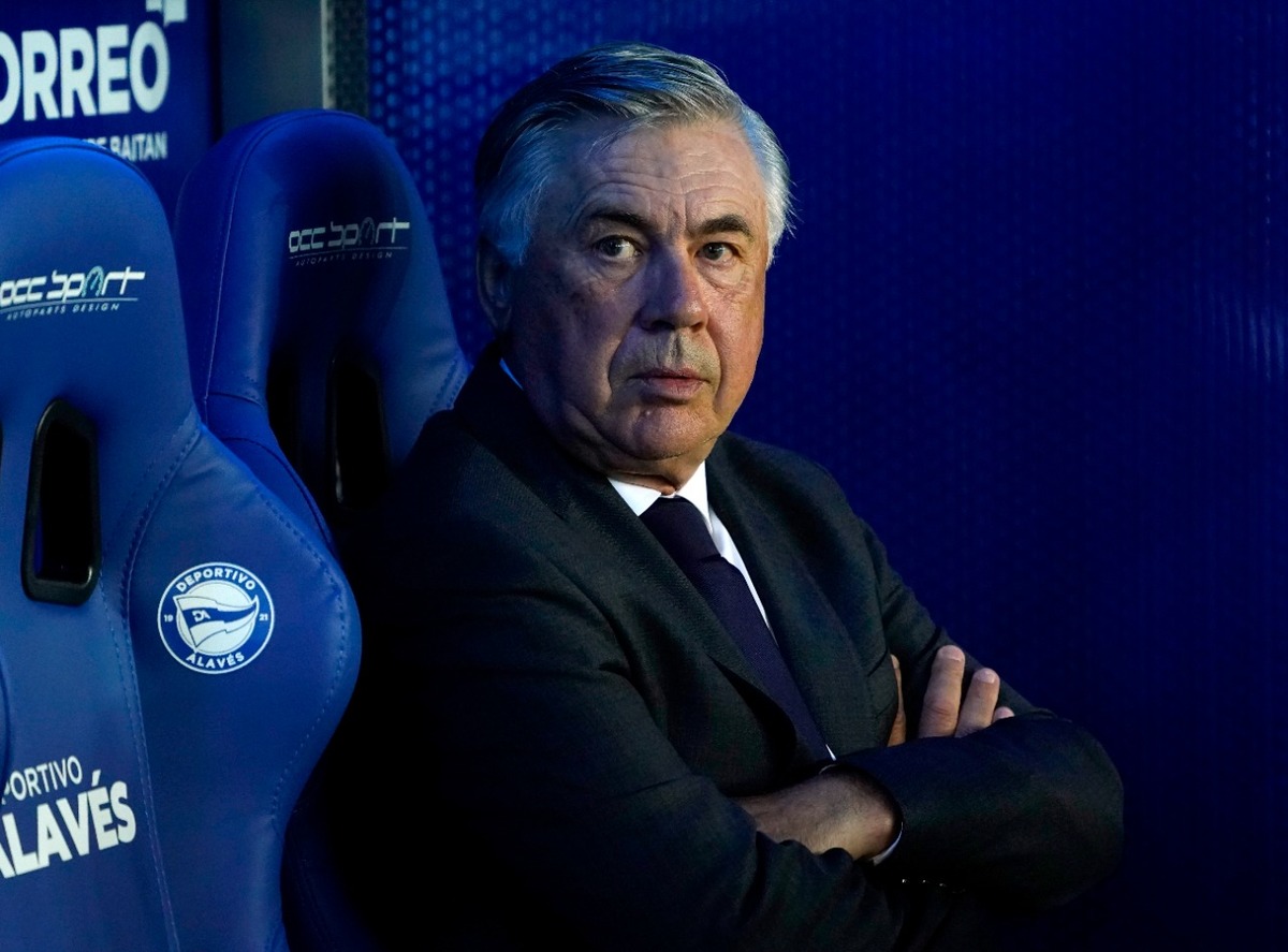 Carlo Ancelotti en la banca de entrenador (Reuters)