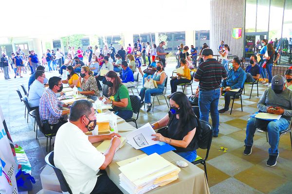 Ayer, decenas de padres de familia presentaron su papelería. LEONEL ROCHA
