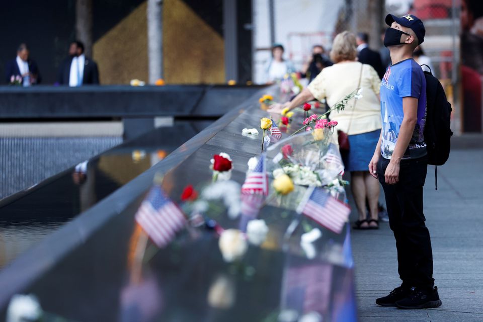 La gente visita el Memorial en el vigésimo aniversario de los ataques del 11 de septiembre en Nueva York | Reuters