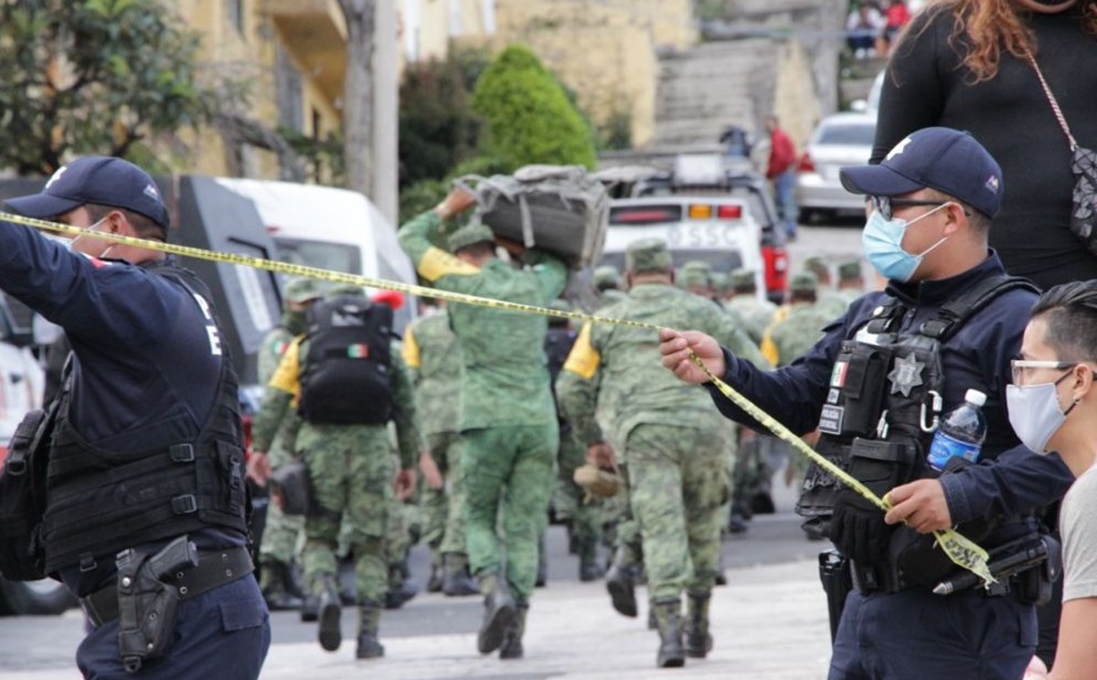 Labores de evacuación en el Cerro del Chiquihuite, en Tlalnepantla.