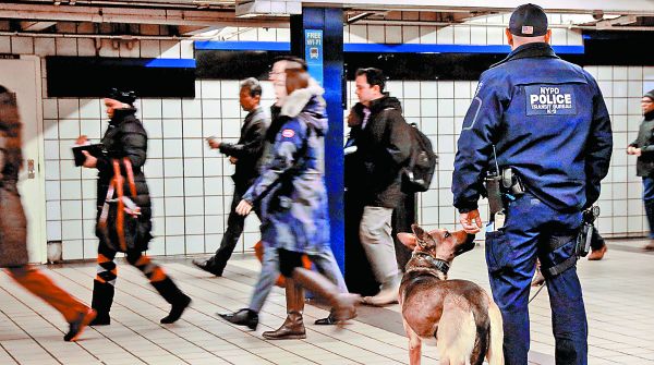 En el Metro se instalaron miles de cámaras y lectores de matrículas, además de vigilancia canina. Reuters