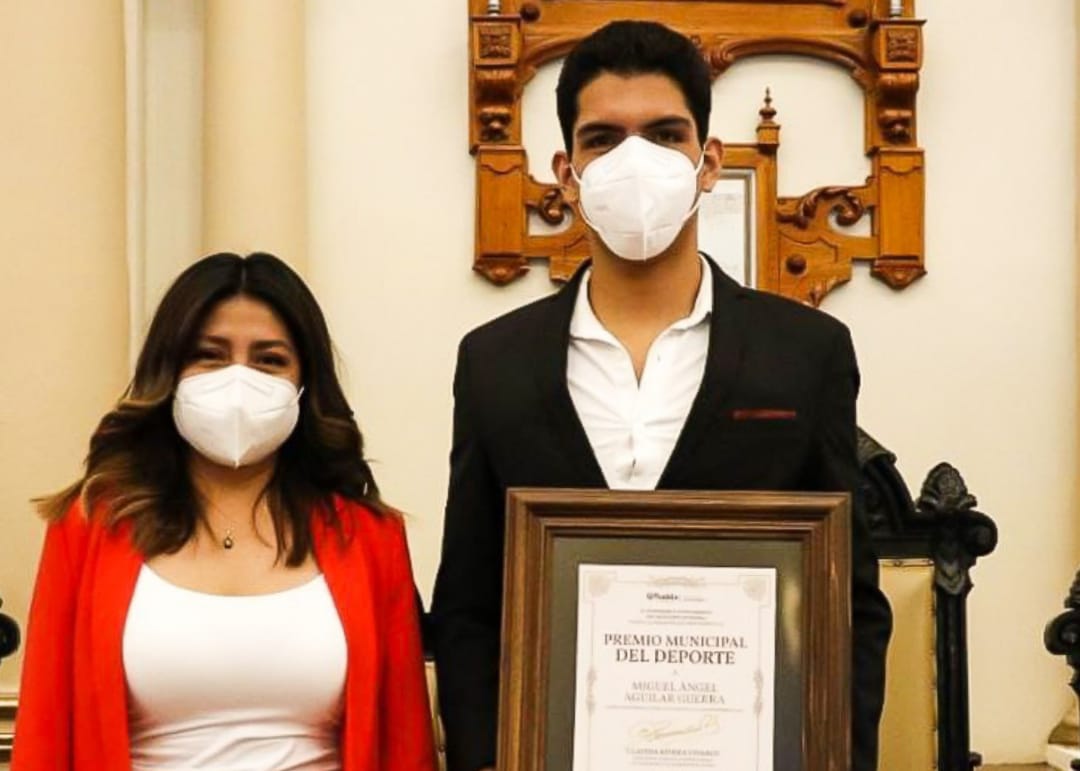 Nadador Miguel Aguilar recibe el Premio Municipal del Deporte en Puebla. (Especial)