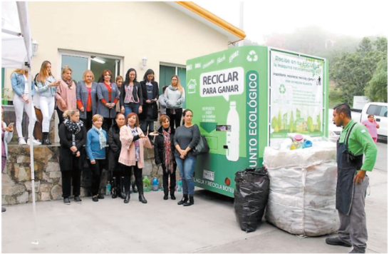 Patricia Pérez Ramírez muestra un contenedor de reciclaje. Especial