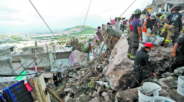 Personal de rescate, bomberos y voluntarios trabajan en la zona del derrumbe, en Tlalnepantla, Estado de México. Sháshenka Gutiérrez/EFE