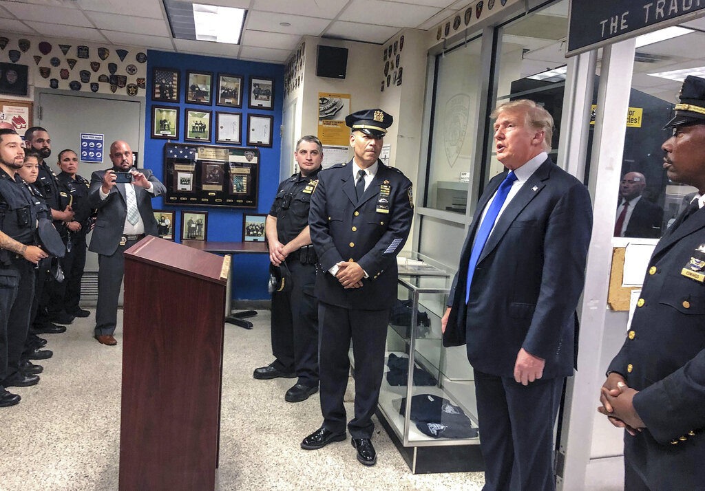 El ex presidente de Estados Unidos, Donald Trump, acudiendo a unas oficinas del Departamento de Policía de NY. (AP)