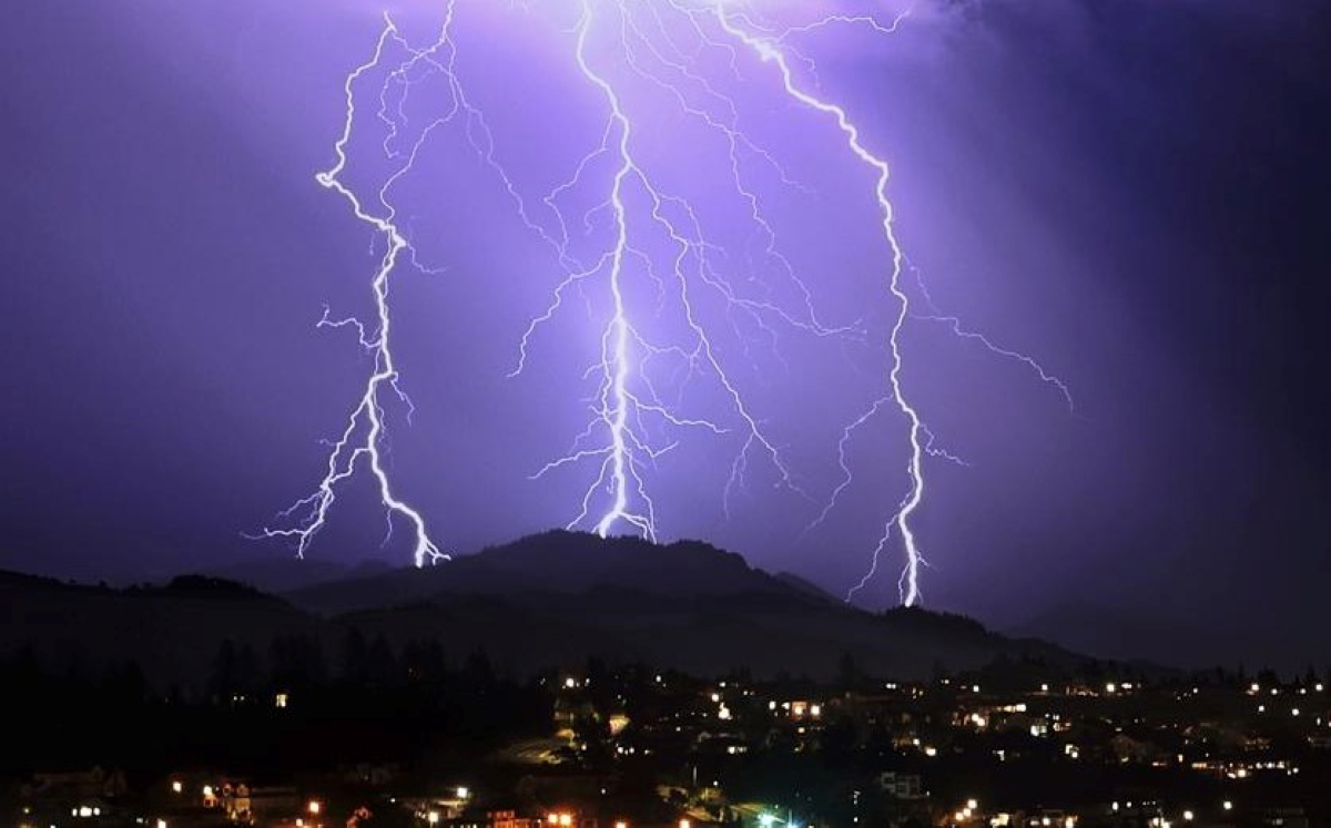 Se registraron más de 110 relámpagos en el Área de la Bahía, California. (Foto/AP)