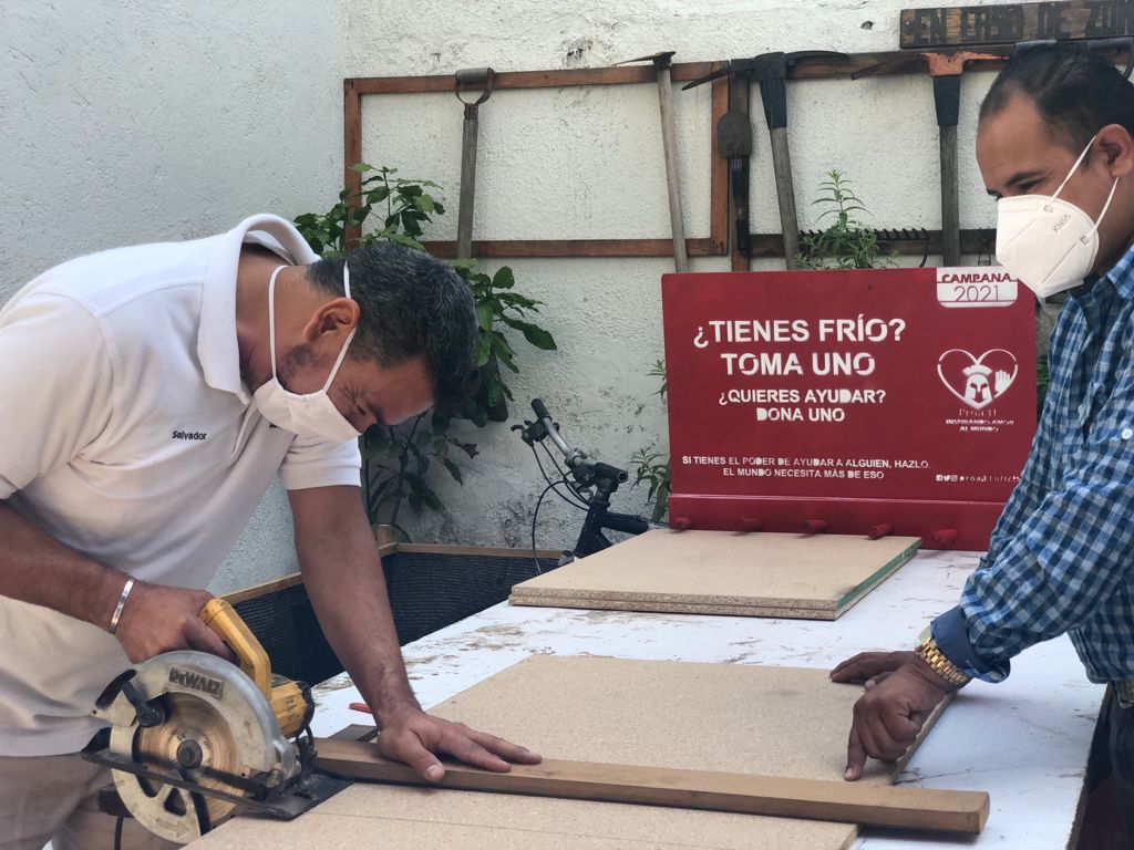 La asociación se reúne los domingos para fabricar los percheros. (Rosario Álvarez)