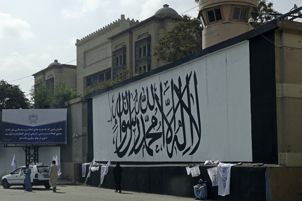 La bandera talibán se ha estado posicionando en todas las calles de Kabul, capitán de Afganistán. (AFP)