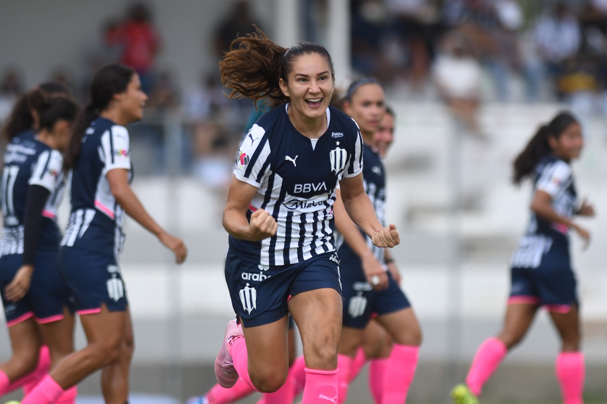 Desirée Monsiváis en festejo tras llegar a los 100 goles (Imago7)