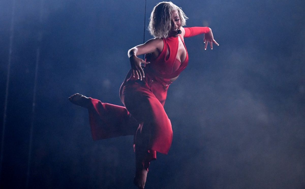 Doja Cat vuela por los aires en los MTV MVAs 2021 (AFP).
