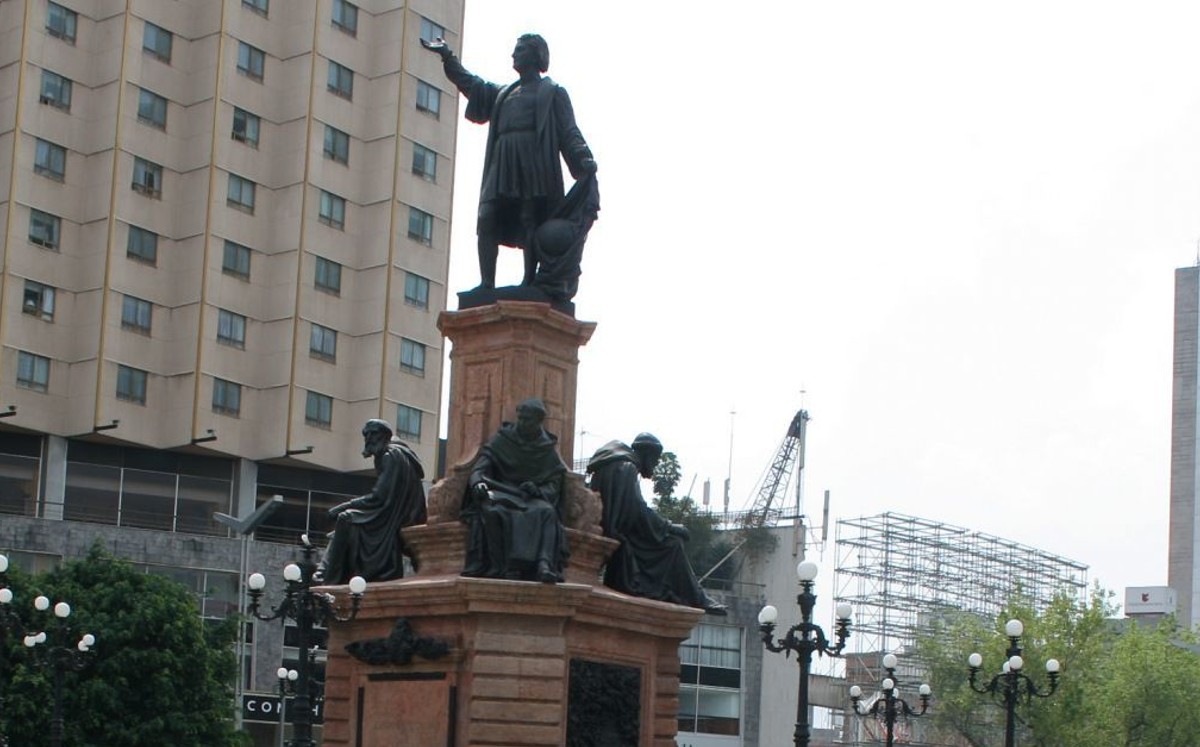 La estatua de Colón despierta polémica desde 2020, cuando el Gobierno de la capital la retiró dos días antes del 12 de octubre. | Cuartoscuro